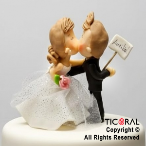 ADORNO PAREJA DE NOVIOS BESO PORCELANA FRIA x 1